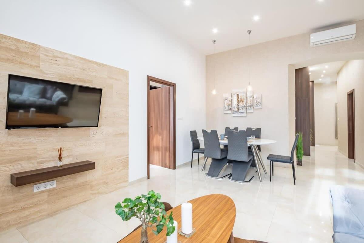 Splendid Perfectly Located Flat With Sauna Apartmán Budapešť